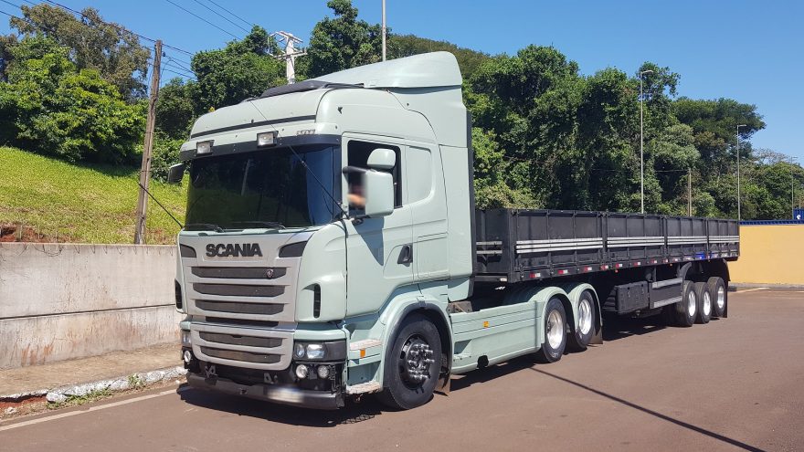 PRF apreende carreta paraguaia com 32 pneus contrabandeados