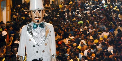 Frevo e axé agitam foliões nesta tarde no carnaval do Nordeste Imagem referente a Frevo e axé agitam foliões nesta tarde no carnaval do Nordeste