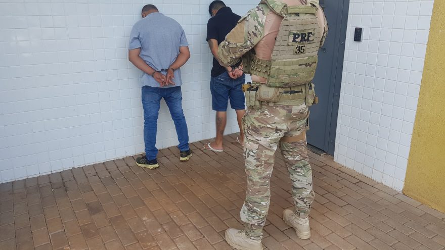Dupla é detida com caminhão carregado com maconha escondida em caixas de MDF