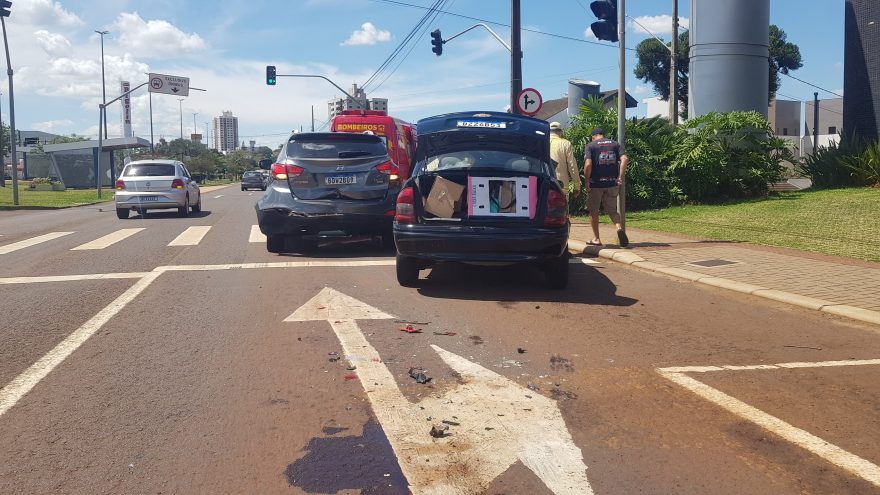 Acidente entre veículos mobiliza Siate na Avenida Tancredo Neves