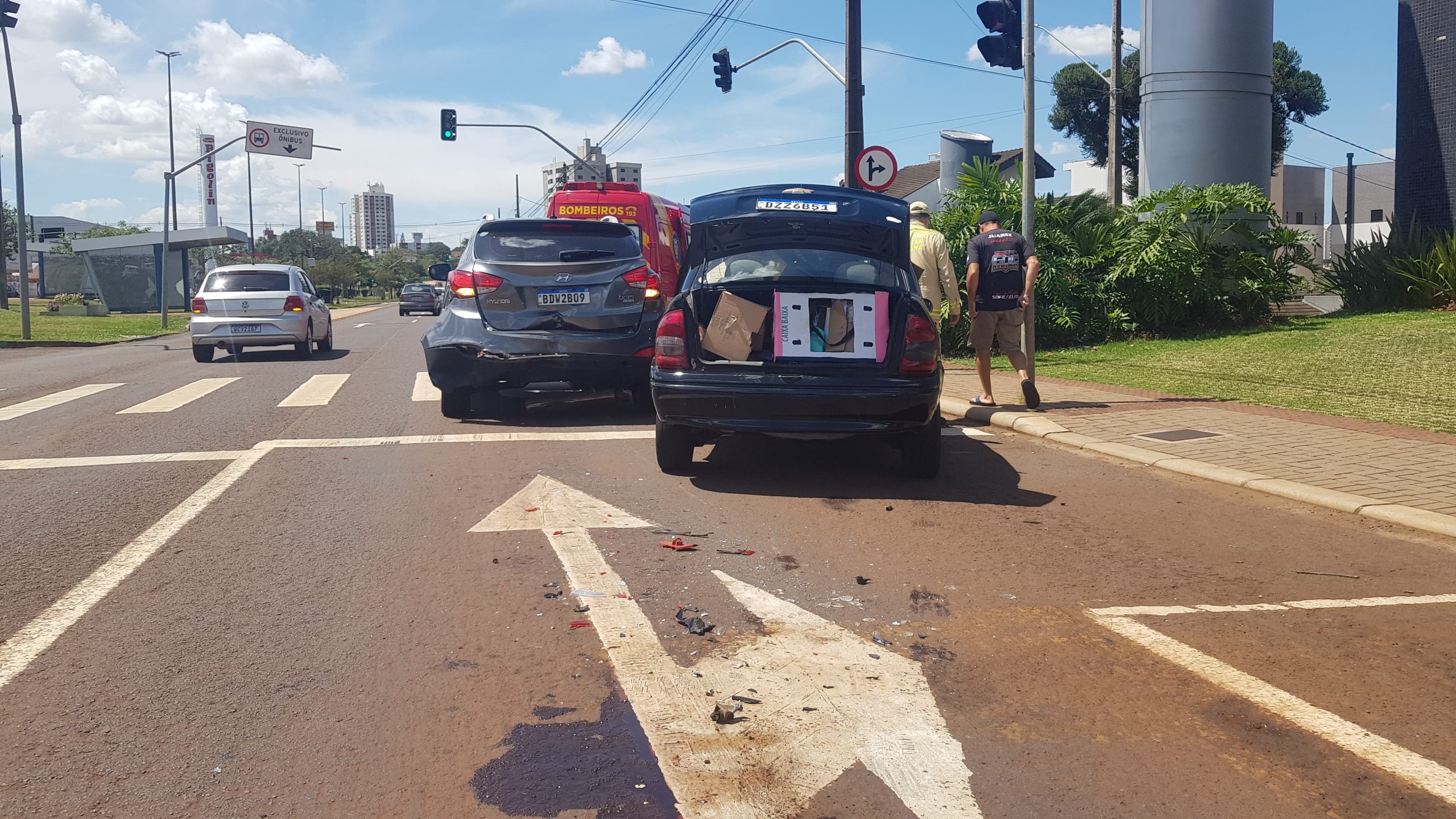 Acidente entre veículos mobiliza Siate na Avenida Tancredo Neves