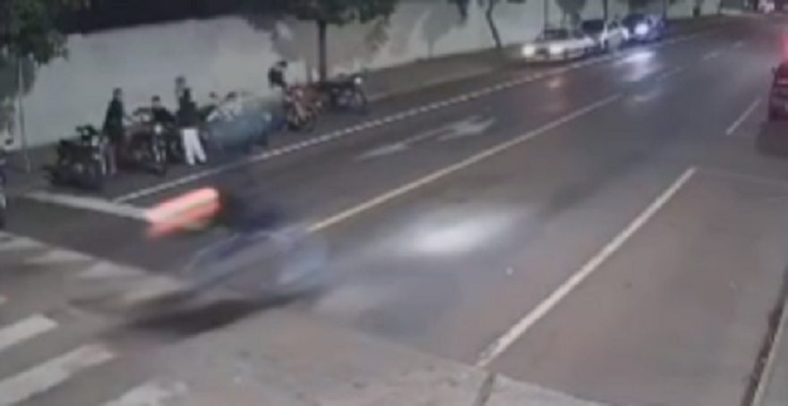 Motociclista passa por quebra-molas em alta velocidade e sofre queda na Rua Xavantes