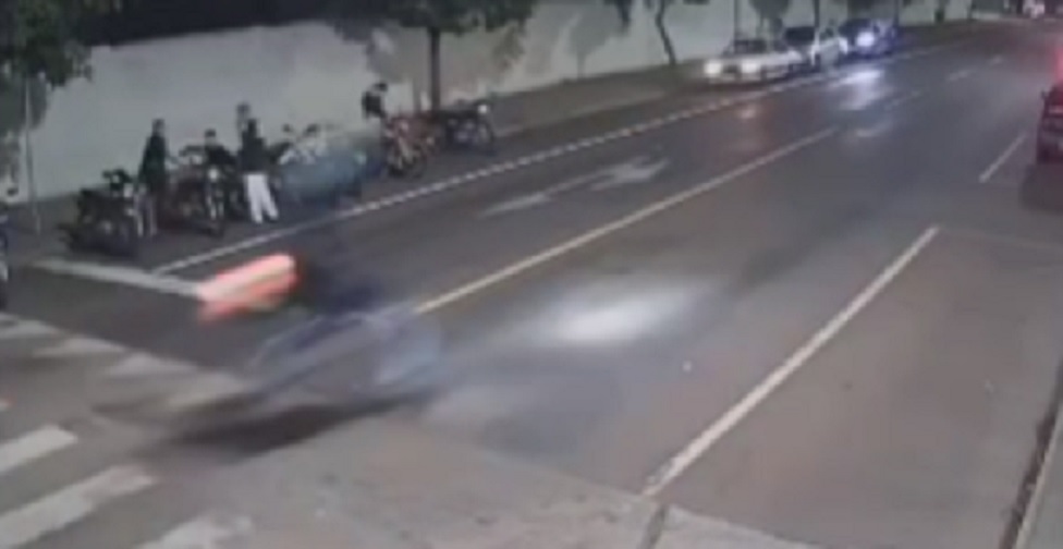 Motociclista passa por quebra-molas em alta velocidade e sofre queda na Rua Xavantes