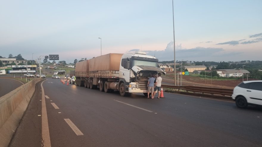 Caminhão com problema mecânico causa transtornos no Trevo Cataratas