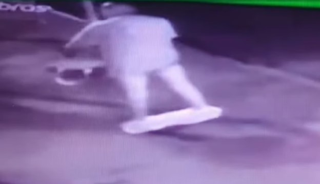 Assaltante profissional furta luzes decorativas de pizzaria, mas esquece o cinto e fica só de cuequinha
