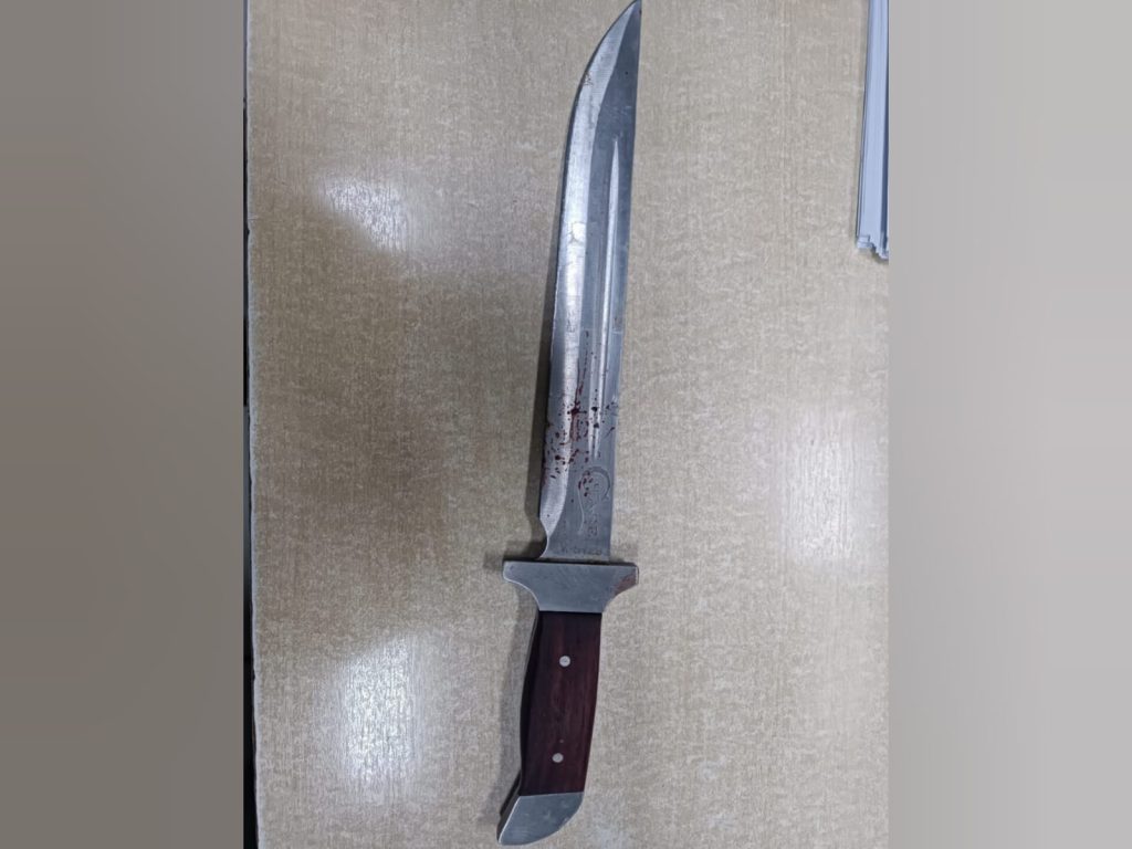 Após ameaçar esposa, PM encontra homem dormindo com faca na mão
