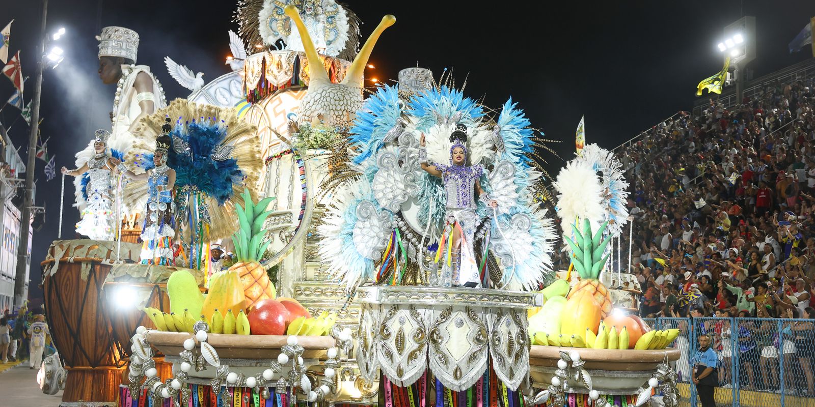 Ancestralidade domina a segunda noite de desfiles no Sambódromo do Rio Ancestralidade domina a segunda noite de desfiles no Sambódromo do Rio