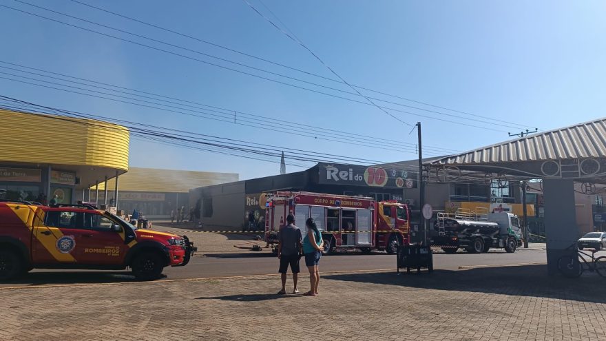 Nuvem de fumaça: Bombeiros retornam ao local de incêndio em Santa Tereza do Oeste