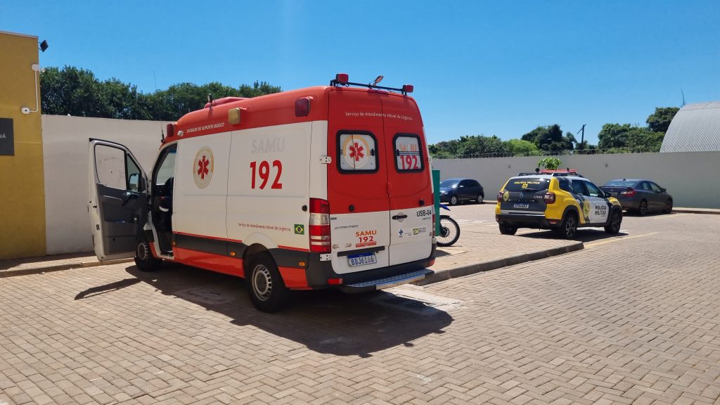 Homem agredido a pauladas pelo filho é socorrido pelo Samu na delegacia