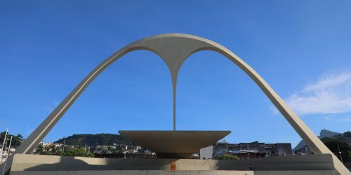 Rio: Mocidade, Paraíso do Tuiuti, Grande Rio e Portela fecham desfiles Imagem referente a Rio: Mocidade, Paraíso do Tuiuti, Grande Rio e Portela fecham desfiles