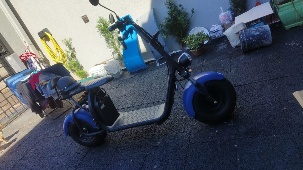 Assaltantes roubam scooter elétrica na Avenida Tancredo Neves