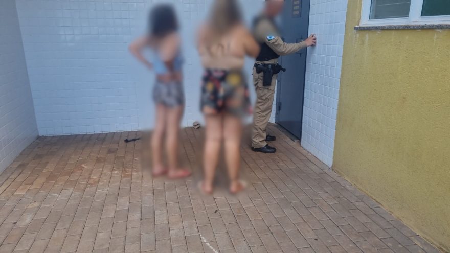 PMs encontra bebê de oito meses em carro sem os pais e caso é levado para a delegacia