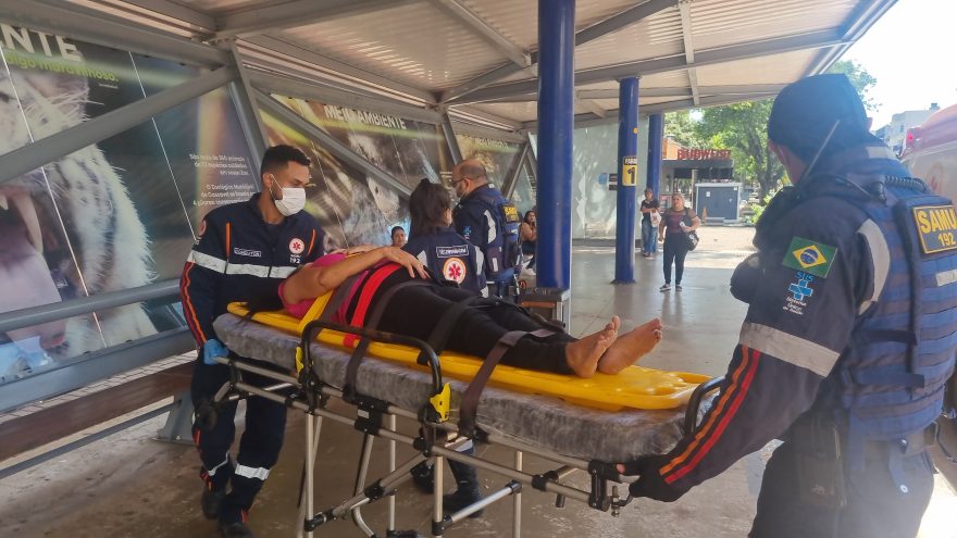 Idosa sofre queda em estação de ônibus no centro e quebra a perna