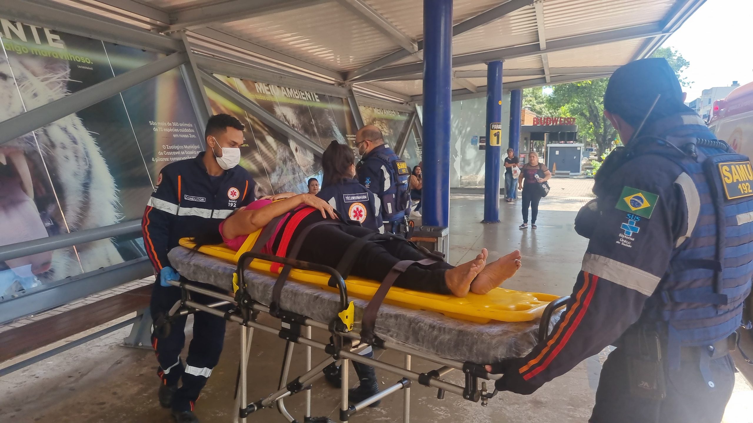 Idosa sofre queda em estação de ônibus no centro e quebra a perna Idosa sofre queda em estação de ônibus no centro e quebra a perna