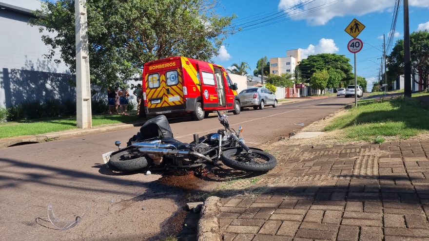Jovem de 18 anos fica ferida após colisão entre carro e moto no Bairro Coqueiral