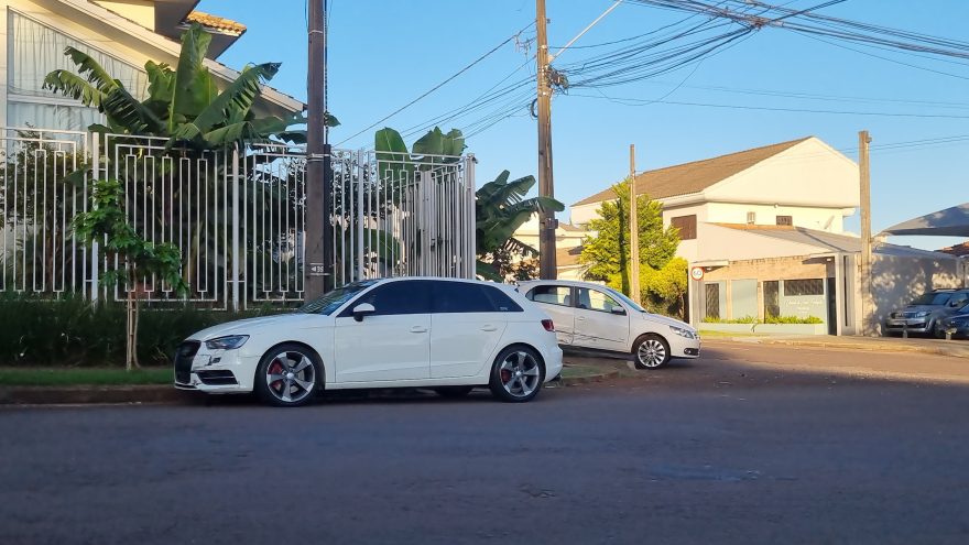 Após forte colisão com Audi, Gol roda e vai parar na calçada