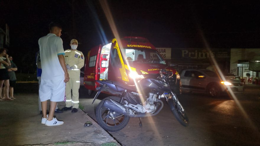 Onix e Honda CG se envolvem em colisão na Rua Jacarezinho