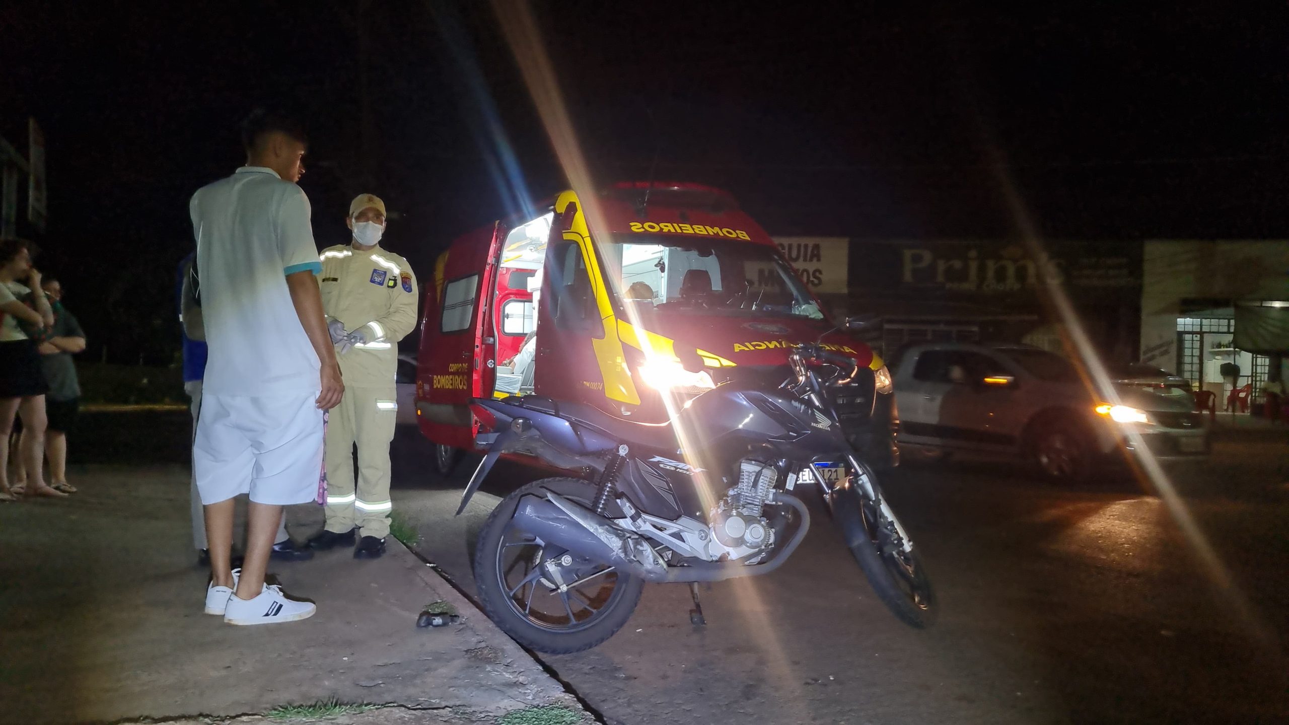 Onix e Honda CG se envolvem em colisão na Rua Jacarezinho Onix e Honda CG se envolvem em colisão na Rua Jacarezinho