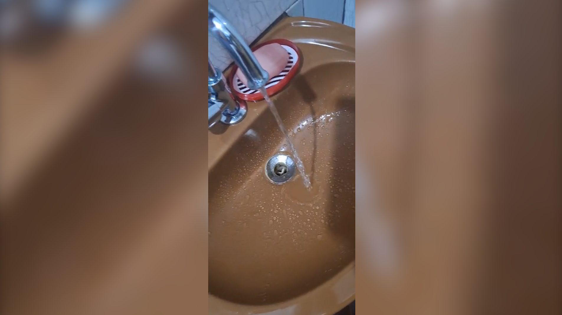 Moradores da Região Norte cobram Sanepar por falta de água em dia de extremo calor Moradores da Região Norte cobram Sanepar por falta de água em dia de extremo calor