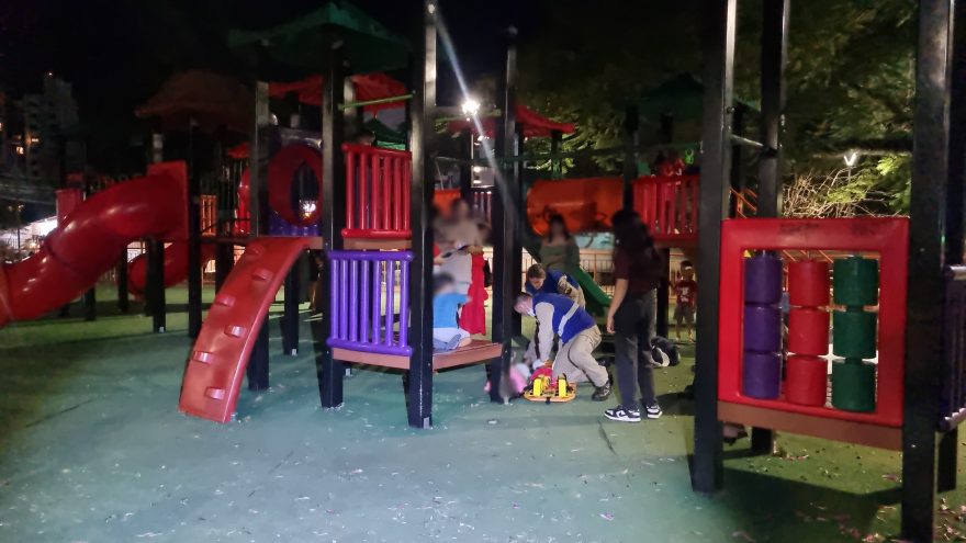 Criança fica ferida ao cair de parquinho na Praça Wilson Joffre