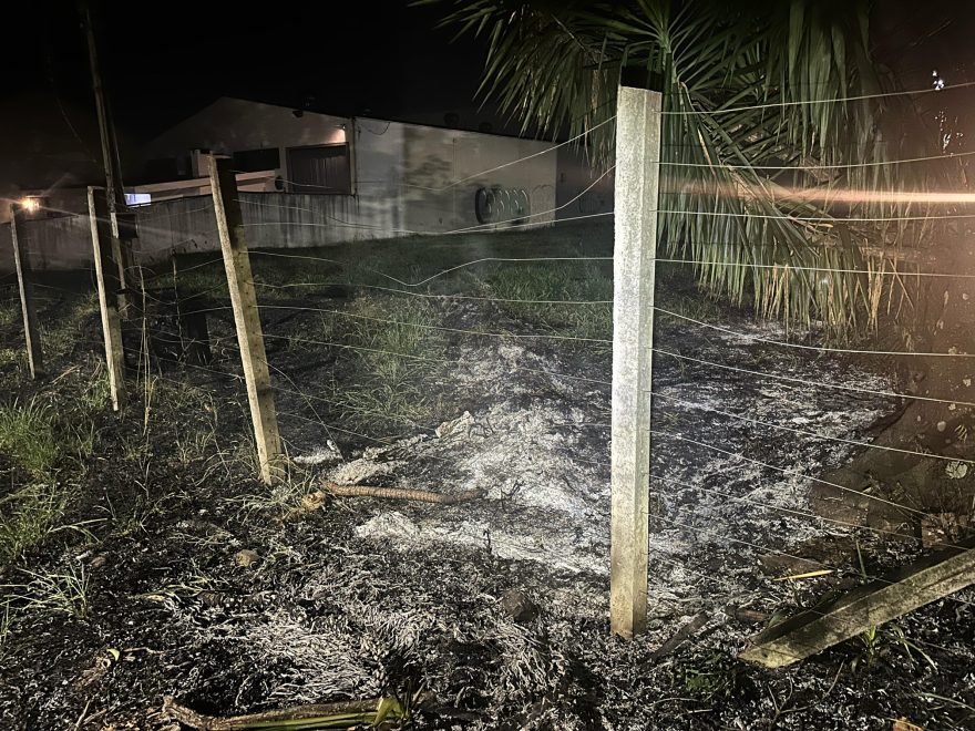 Incêndio em vegetação mobiliza Corpo de Bombeiros no Country