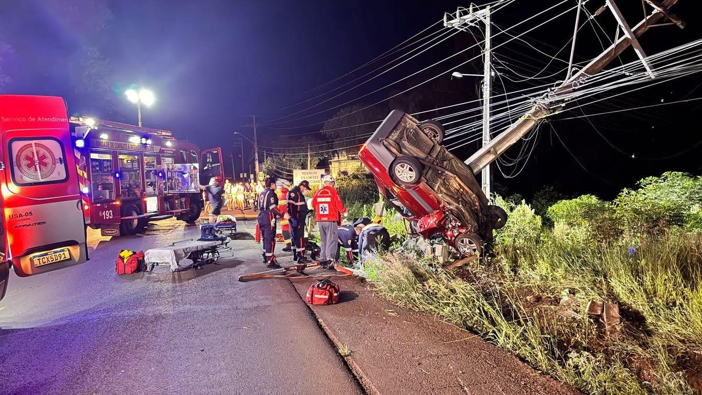 Impressionante: Carro fica pendurado em poste e uma pessoa morre