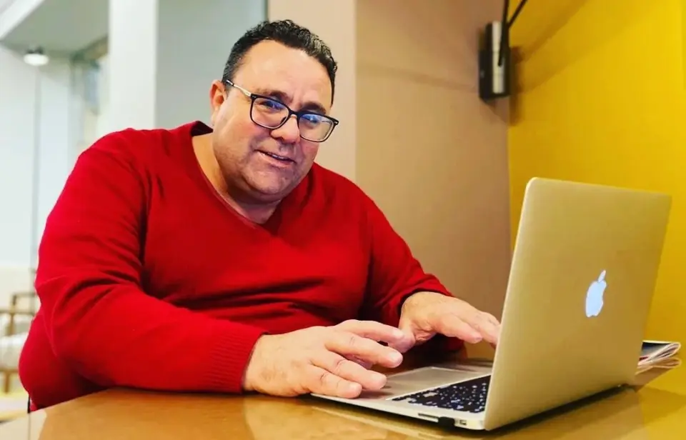 Quem é o jornalista que foi encontrado morto e amarrado após receber visita de jovem?
