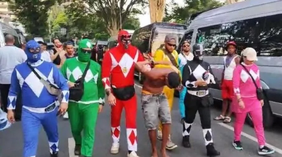 Policiais super-heróis e a queda nos crimes no Carnaval de SP; Veja principais fantasias