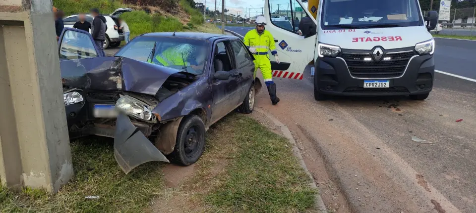 Troca de faixa abrupta resulta em colisão e motorista preso em ferragens na BR-277