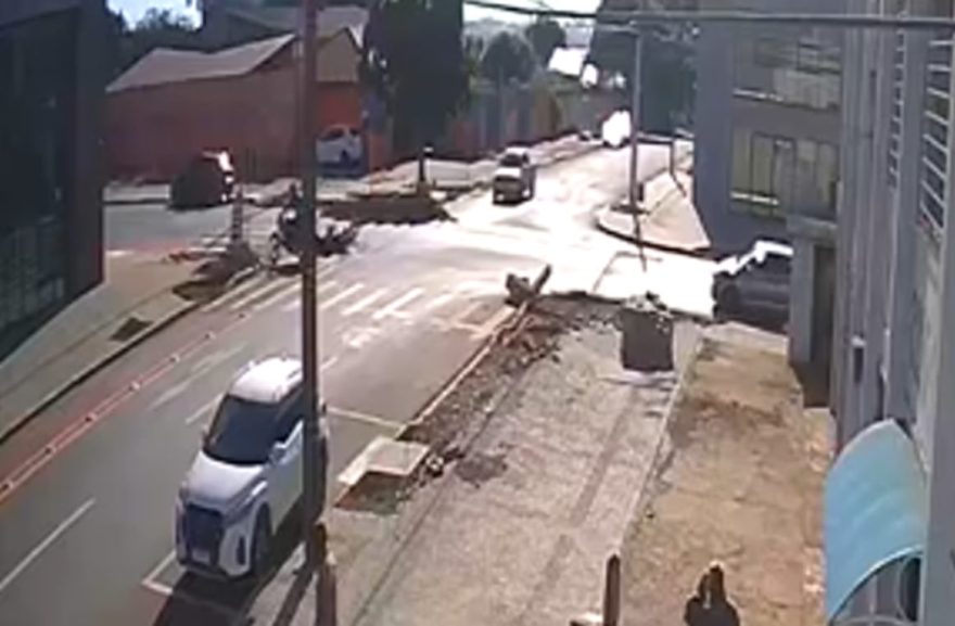 Vídeo mostra colisão entre motos no Bairro Maria Luiza, em Cascavel