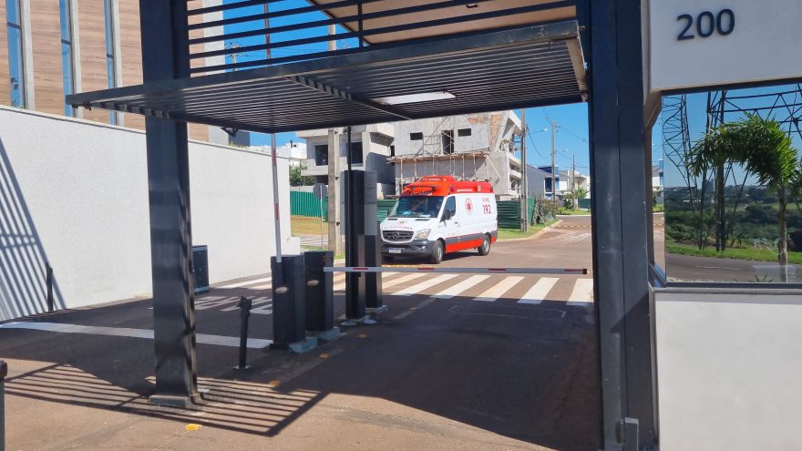 Com episódio de vômito, mulher é socorrida pelo Samu em condomínio na Avenida das Torres