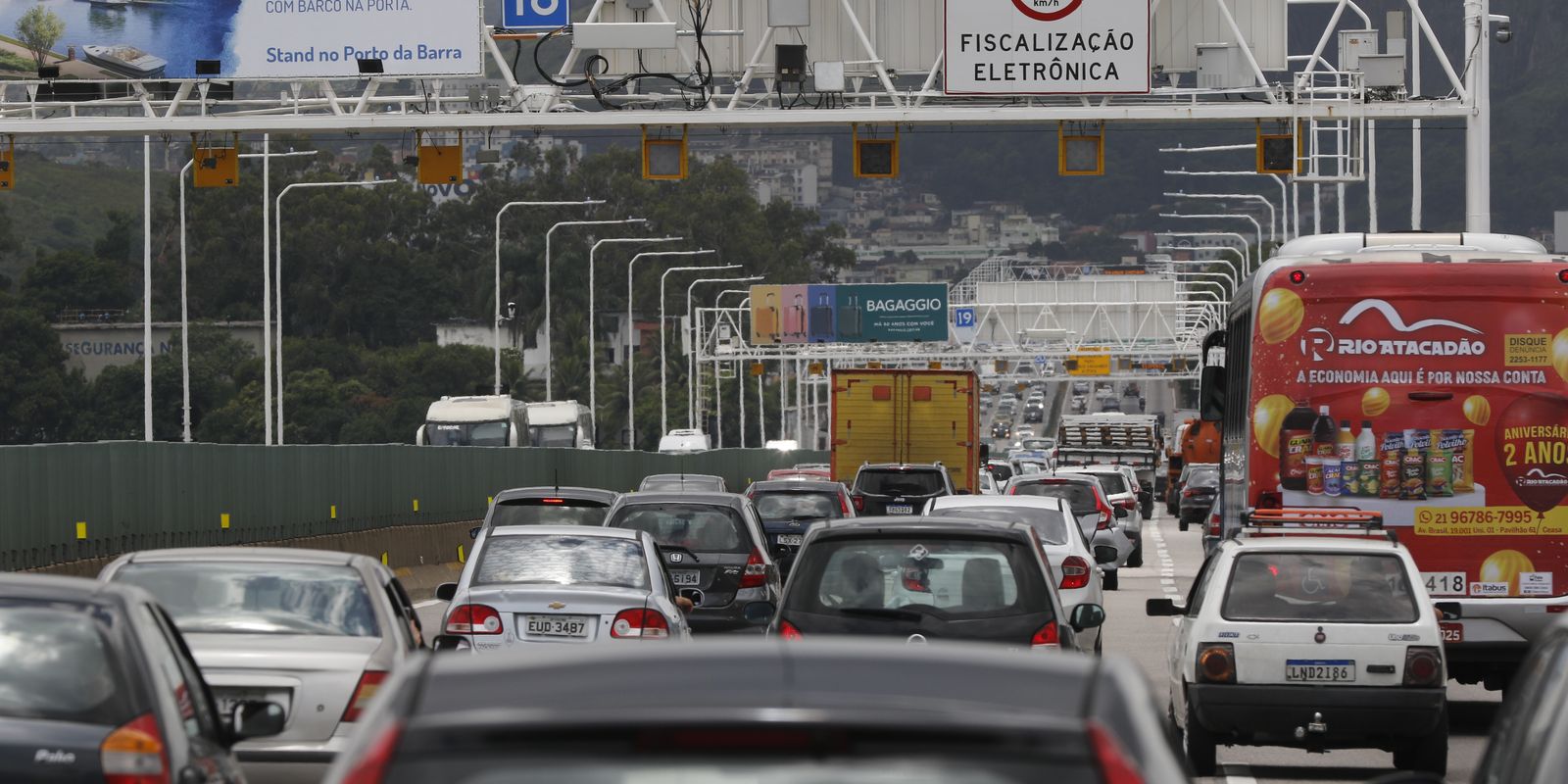 Rodovia Rio-Santos tem trânsito intenso após carnaval Rodovia Rio-Santos tem trânsito intenso após carnaval