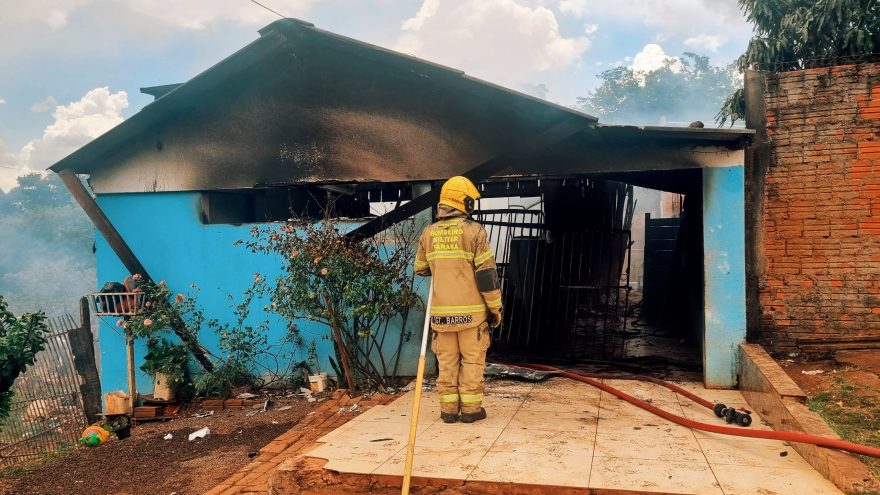 Duas casas são destruídas em incêndio no Melissa