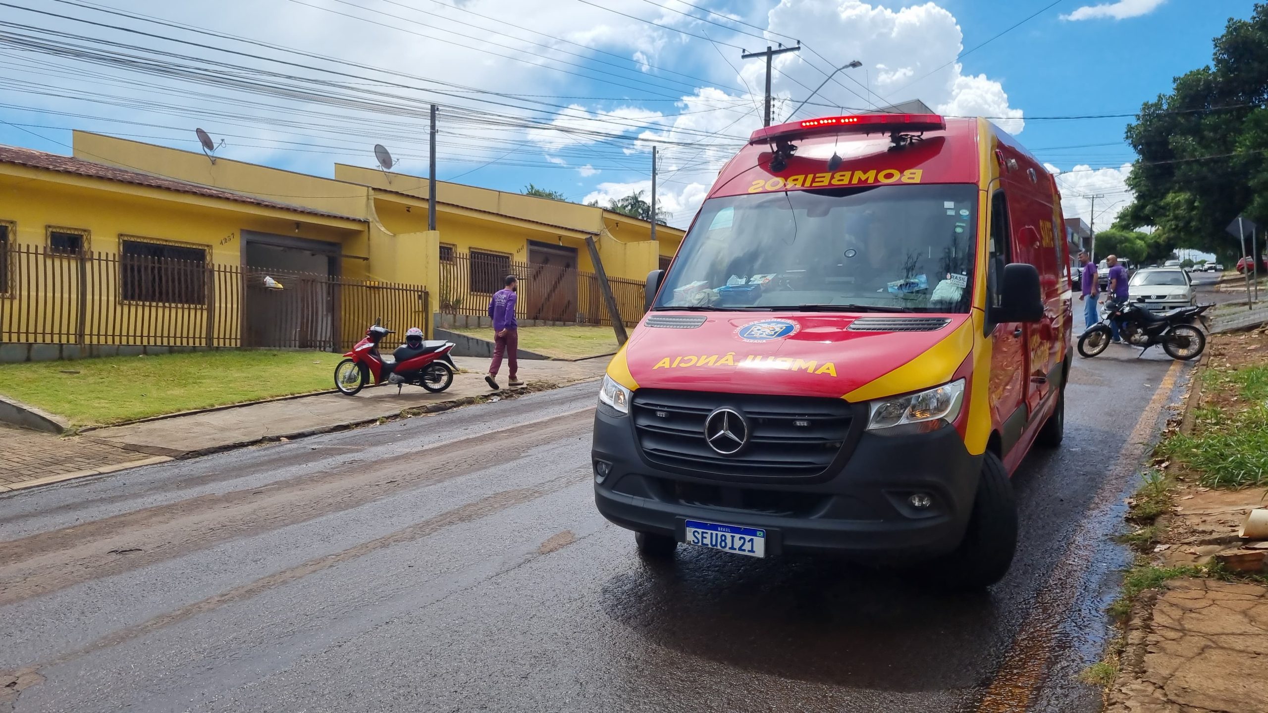 Motociclista fica ferida após queda no Centro de Cascavel Motociclista fica ferida após queda no Centro de Cascavel