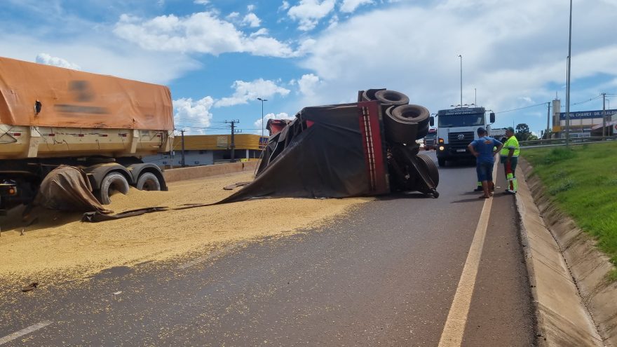 Semirreboque de tritrem tomba e espalha carga de soja no Trevo Cataratas em Cascavel
