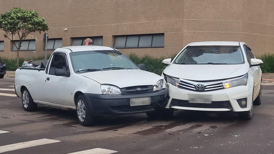 Courier e Corolla colidem no cruzamento da Rio Grande do Sul x Pio XII