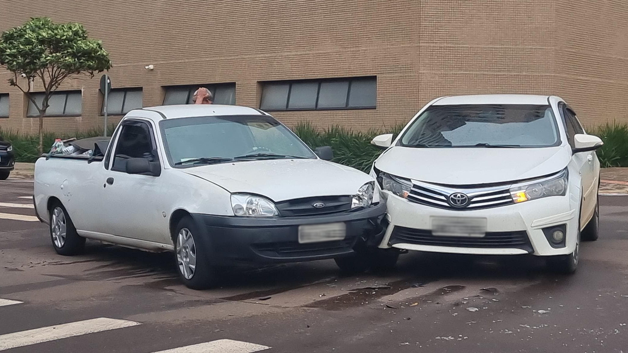 Courier e Corolla colidem no cruzamento da Rio Grande do Sul x Pio XII