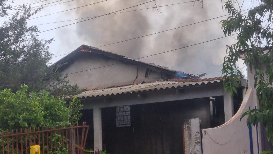 Morador ouve explosão e sai correndo de casa em chamas na Região Norte