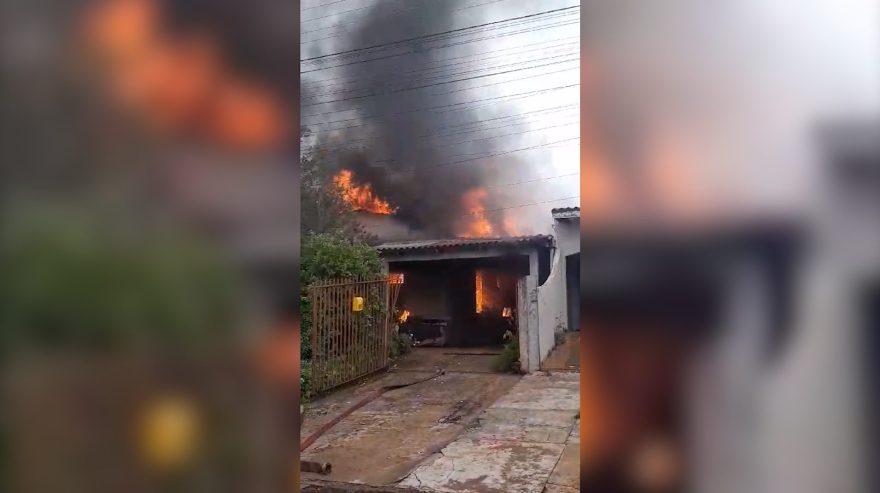 Imagens mostram casa tomada por chamas em incêndio no Bairro Brasília