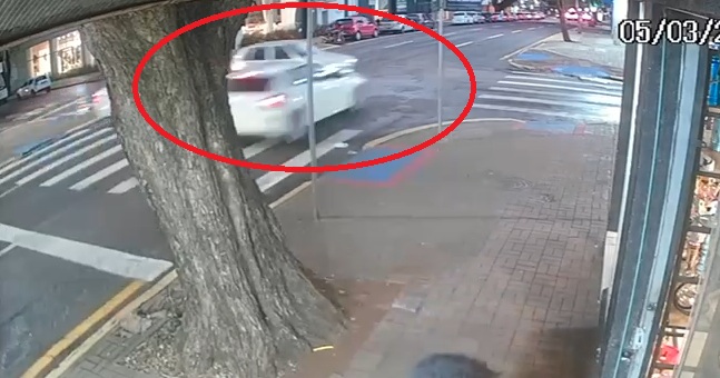 Pancada! Forte colisão entre carros no Centro é flagrada por câmera