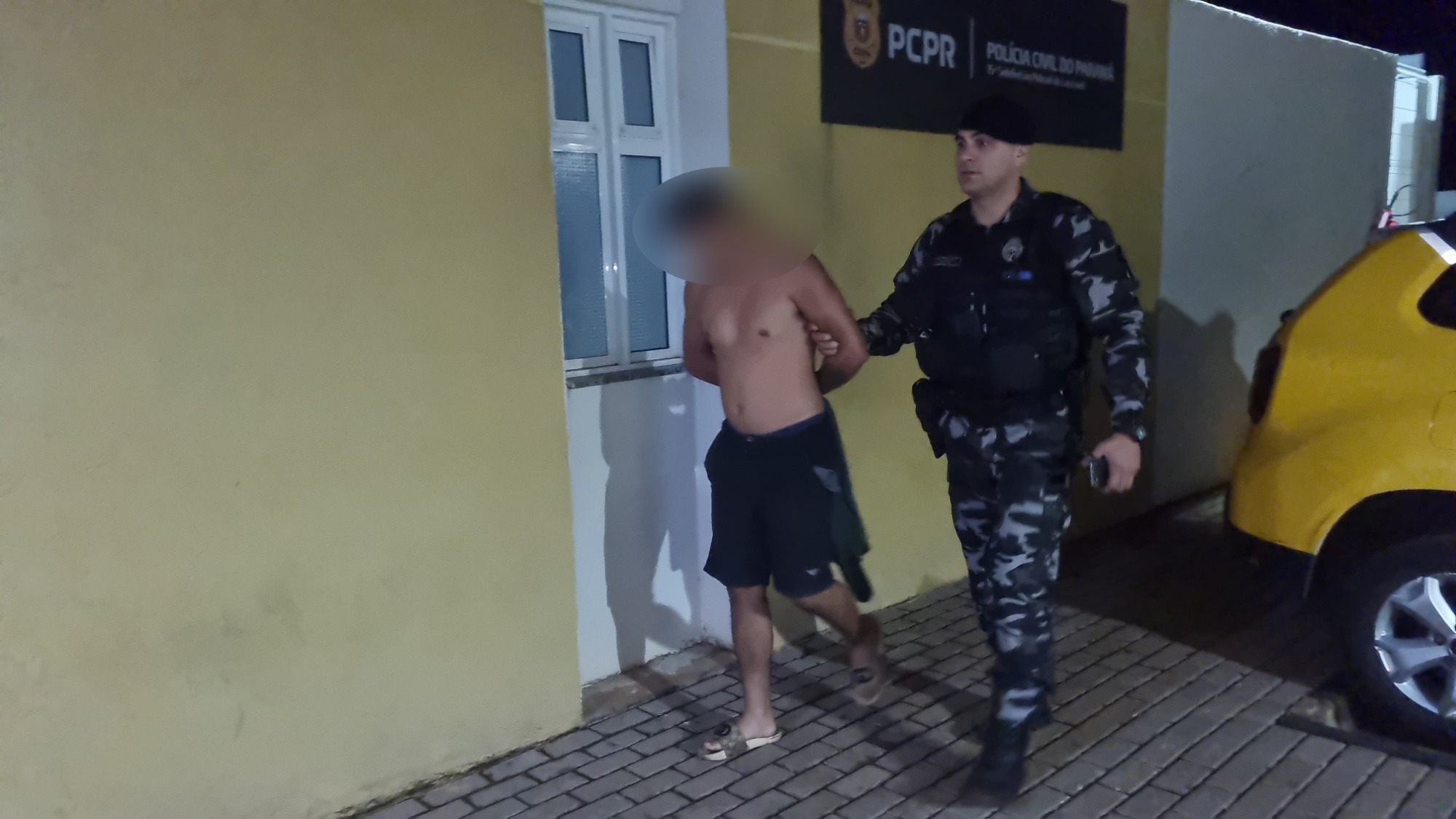Jovem é detido pelo Choque em posse de notas falsas e drogas no Bairro Esmeralda Jovem é detido pelo Choque em posse de notas falsas e drogas no Bairro Esmeralda