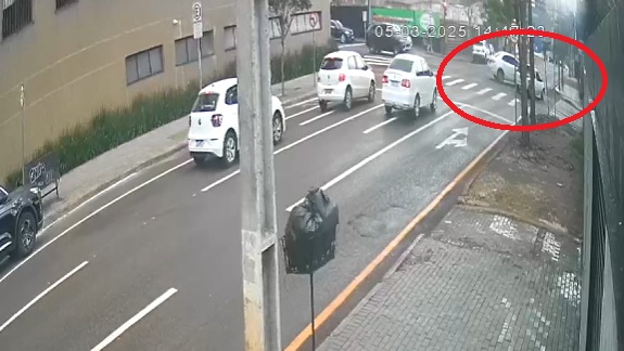 Vídeo mostra colisão entre Courier e Corolla no Centro