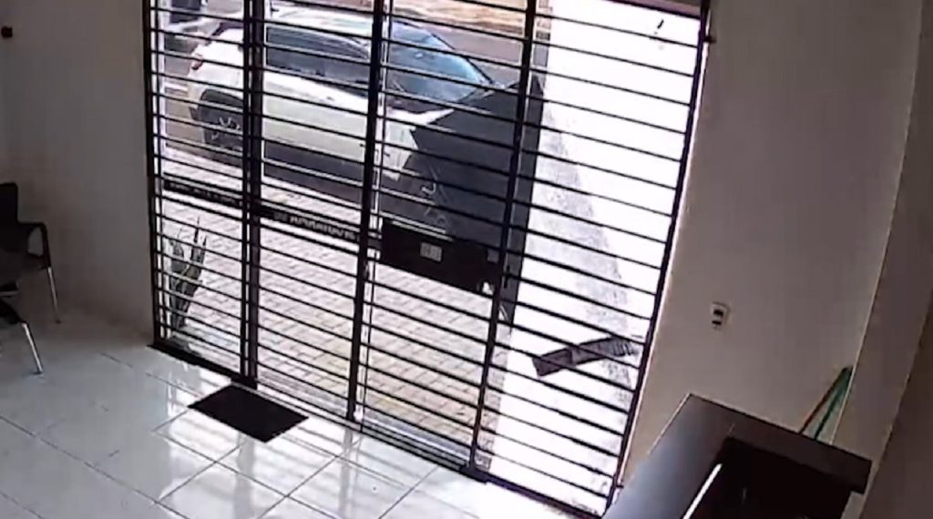 Câmera flagra tentativa de furto em restaurante no centro de Cascavel