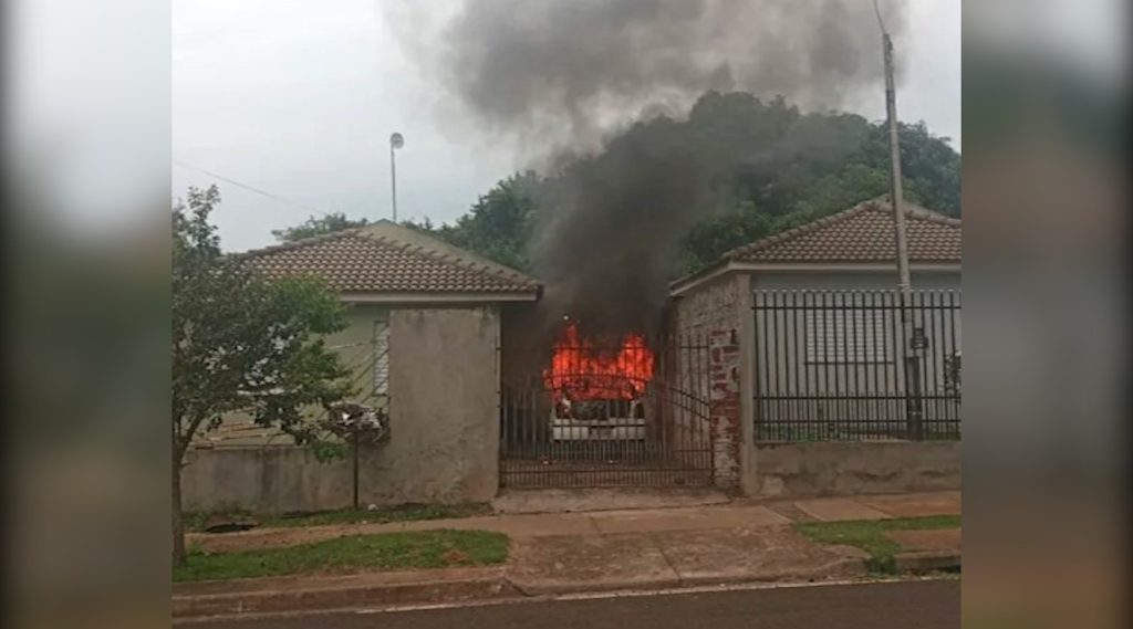 Criminosos retornam à casa de vítima baleada e incendeiam veículo em Maringá