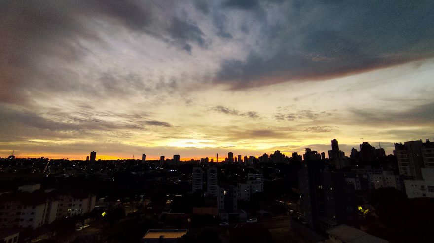 Previsão de sexta-feira quente e abafada com chance de chuvas isoladas em Cascavel; máxima de 30°C