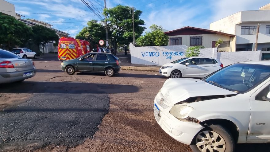 Celta e Tiggo se envolvem em colisão na Rua Vitória