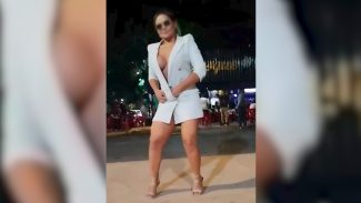 “Peladona do blazer” é investigada por fazer striptease em delegacia