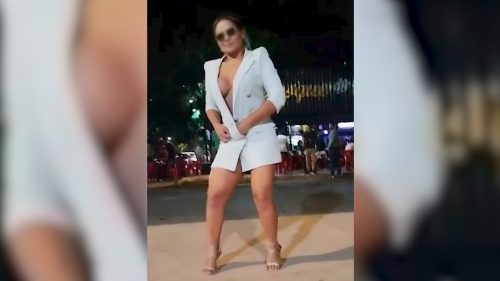 “Peladona do blazer” é investigada por fazer striptease em delegacia Imagem referente a “Peladona do blazer” é investigada por fazer striptease em delegacia