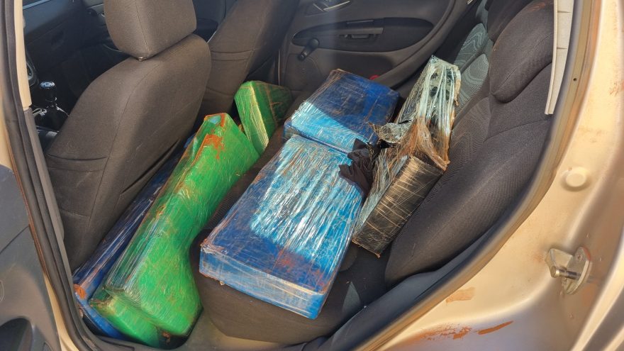 Casal é interceptado pela PRF com carro recheado de maconha na BR-277