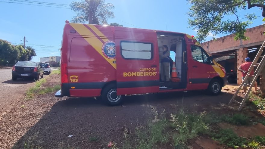 Idoso cai da escada e fica ferido na Avenida Corbélia
